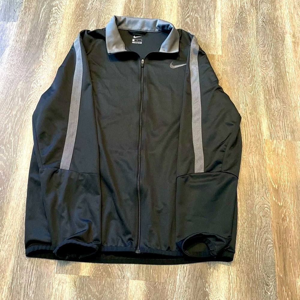 Nike Full Zip Light  Weight Running Jacket 2 Zip Pockets Black And Silver.Large